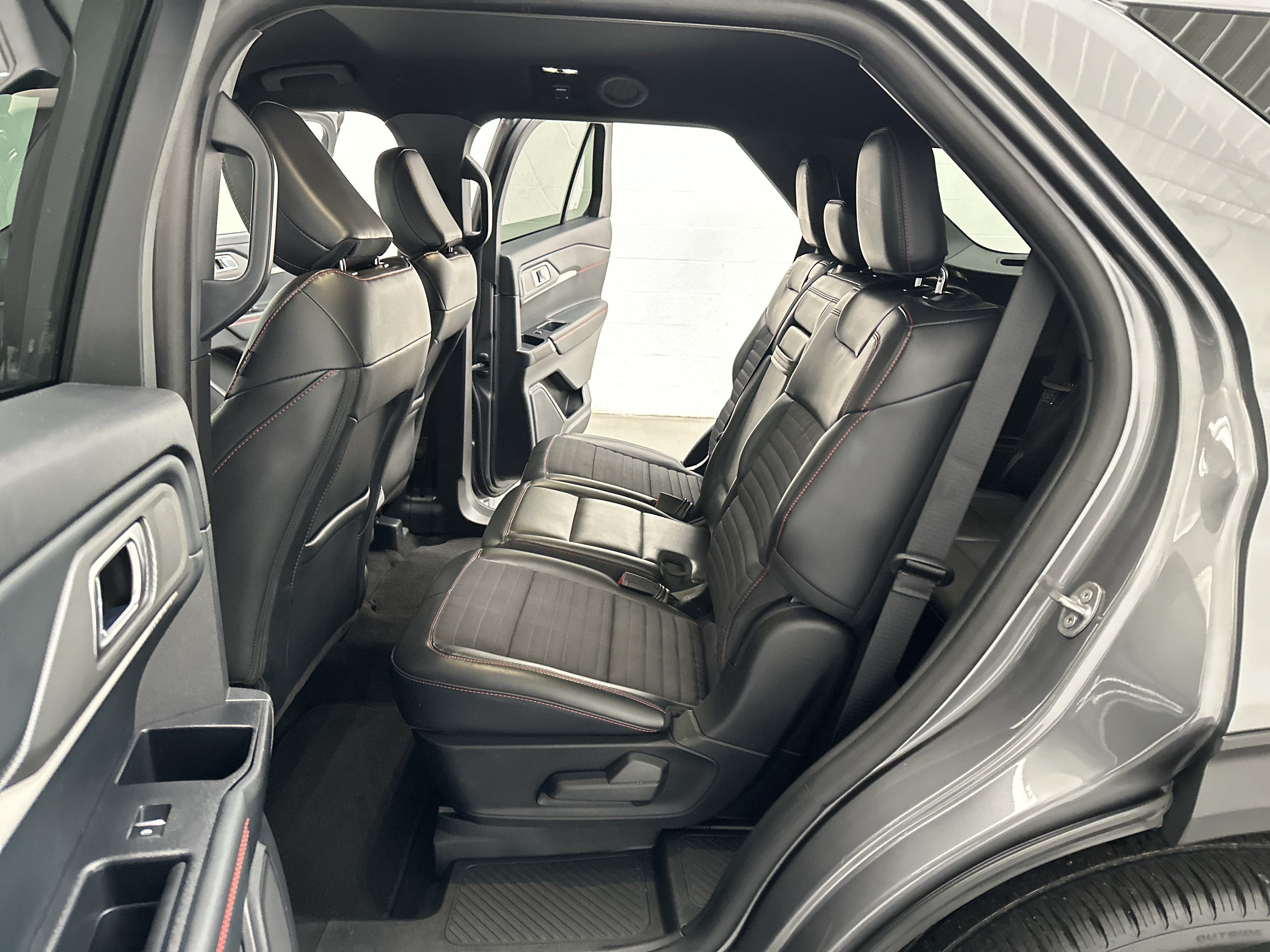 Used 2025 Ford Explorer ST-Line w/ ST-Line Street Pack AWD/4WD image 24