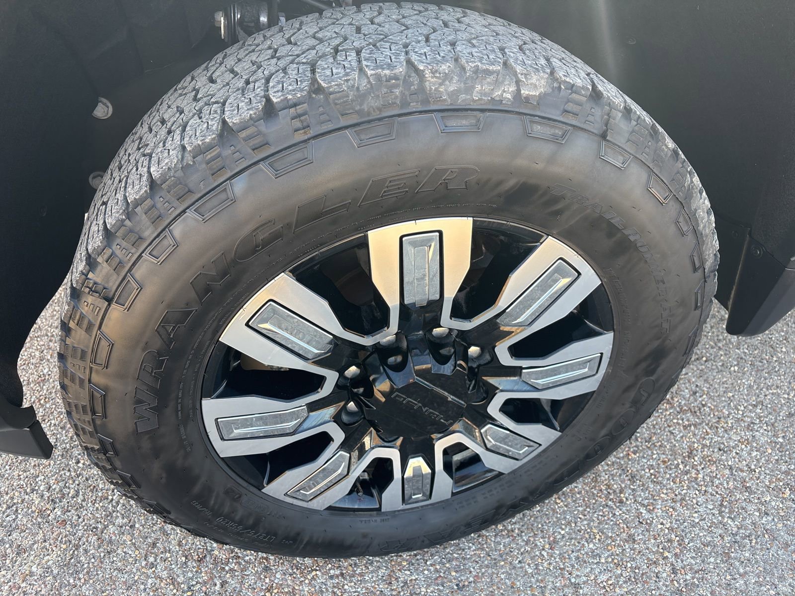 Used 2025 GMC Sierra 2500 Denali w/ Denali Reserve Package AWD/4WD image 36