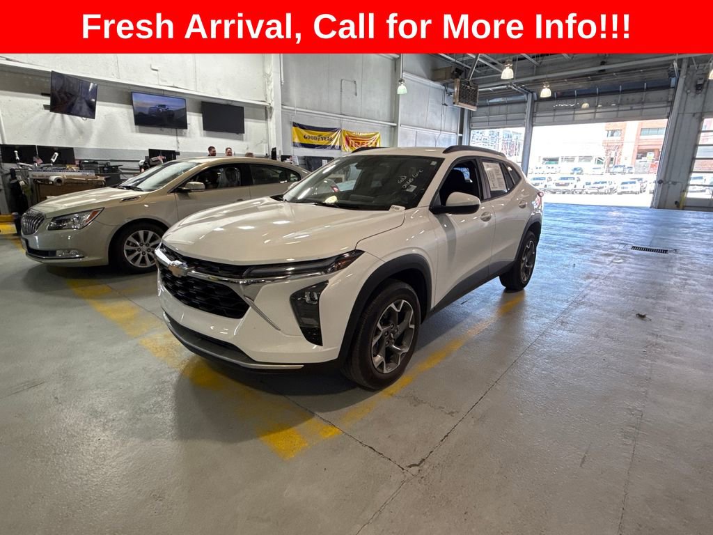 Used 2025 Chevrolet Trax LT w/ LT Convenience Package image 2