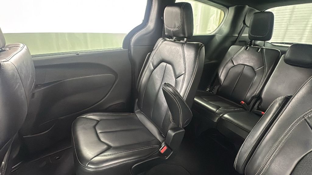 Used 2025 Chrysler Pacifica Select FWD image 14