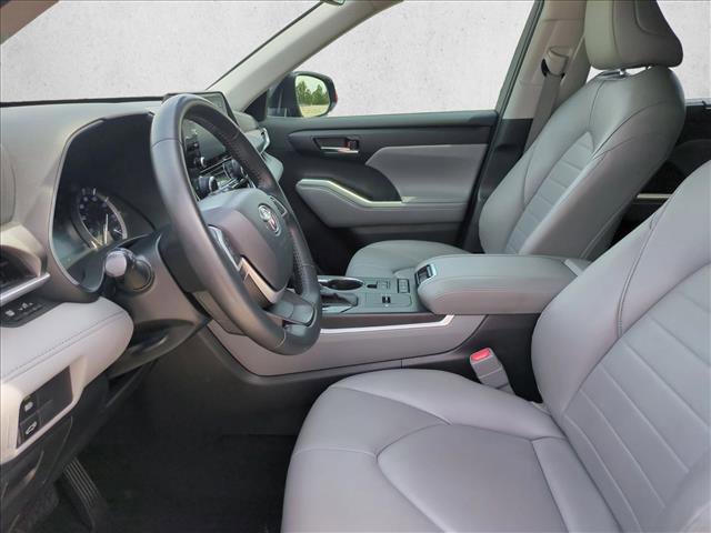 Used 2022 Toyota Highlander XLE FWD image 16
