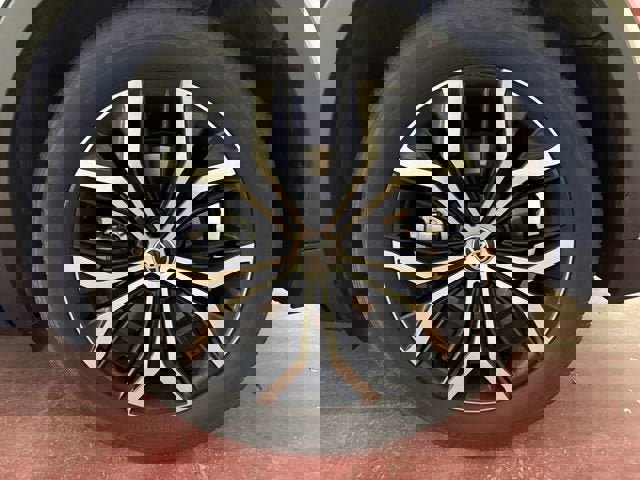 Used 2023 Toyota Crown Limited image 29