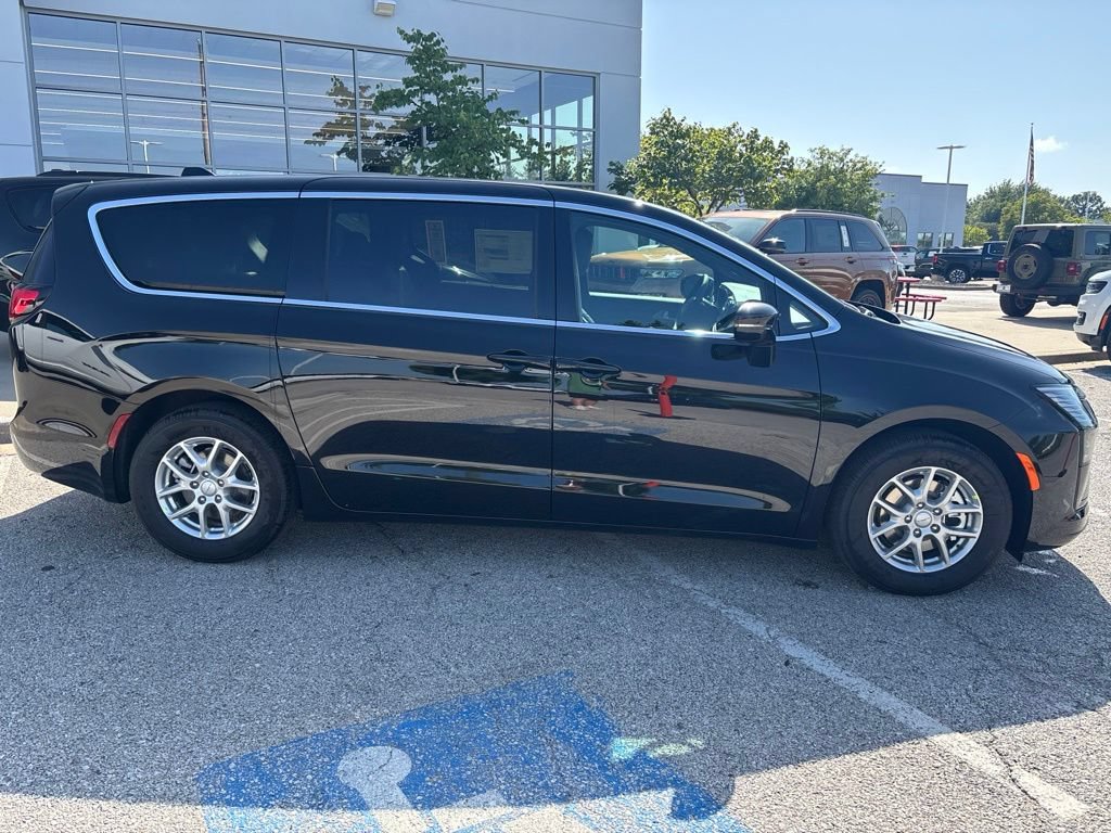 New 2027 Chrysler Pacifica Select FWD image 13