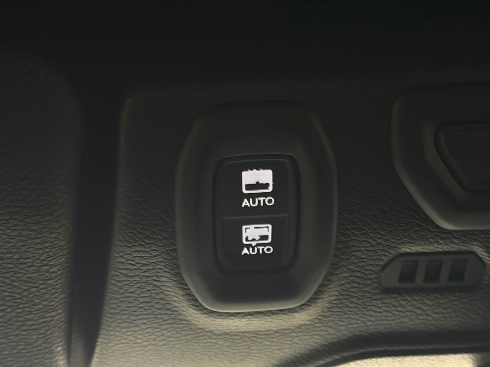 Used 2020 Jeep Wrangler Unlimited Sahara w/ Uconnect 4C Nav & Sound Group AWD/4WD image 28
