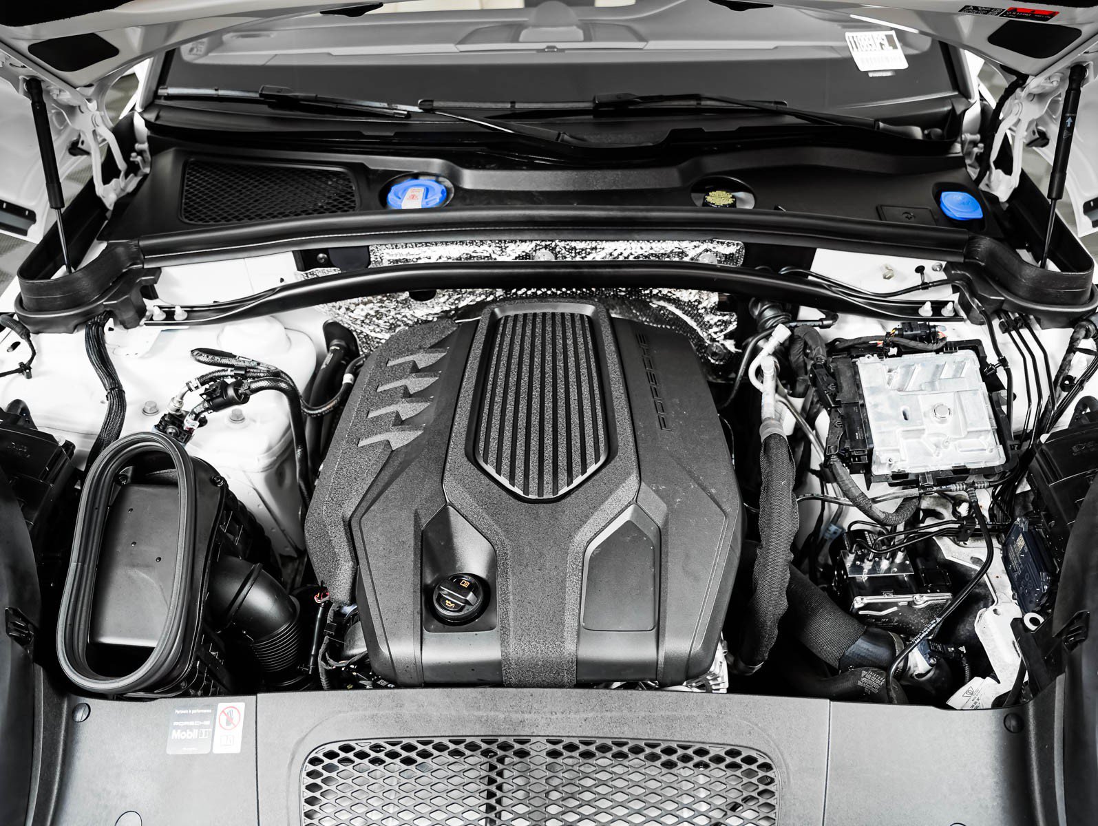 Certified 2026 Porsche Macan AWD/4WD image 12
