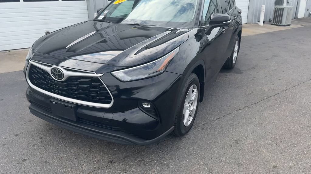 Used 2024 Toyota Highlander LE AWD/4WD image 6