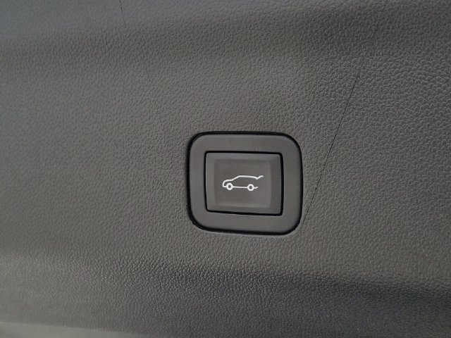 Used 2025 GMC Yukon AT4 w/ AT4 Premium Package AWD/4WD image 9
