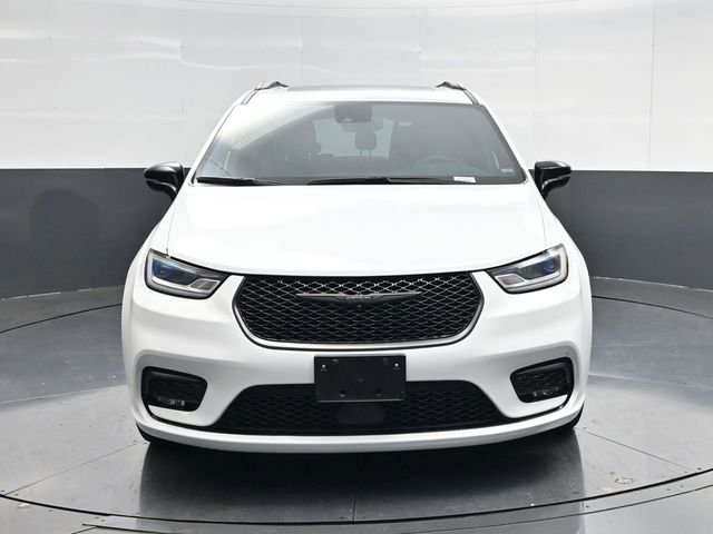 Used 2025 Chrysler Pacifica Limited image 8