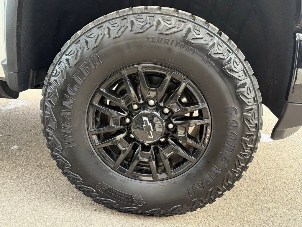 Used 2025 Chevrolet Silverado 2500 ZR2 w/ Technology Package image 13