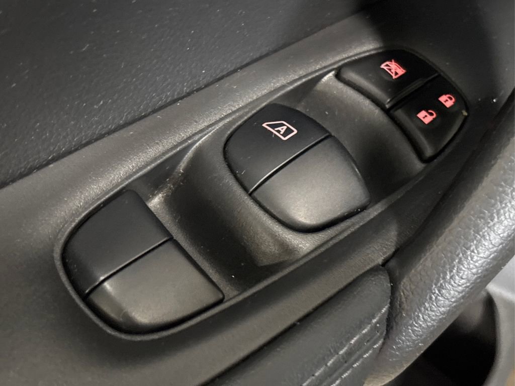 Used 2019 Nissan Rogue SV image 34