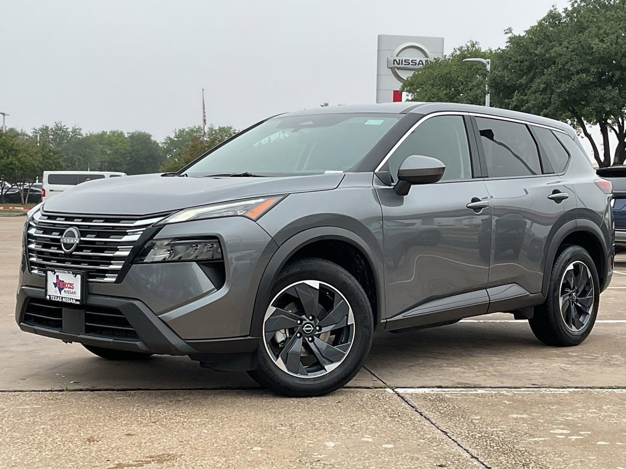Used 2025 Nissan Rogue SV FWD image 2