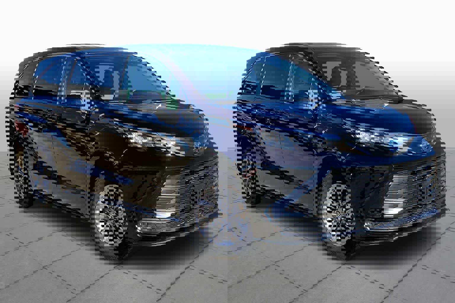 Used 2024 Toyota Sienna LE image 3