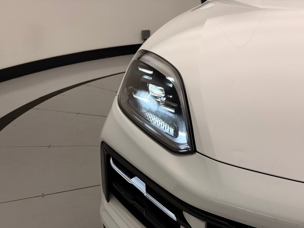 Used 2024 Porsche Cayenne Coupe image 42