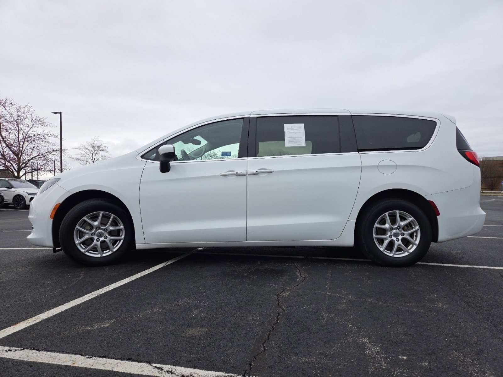 Used 2023 Chrysler Voyager LX image 12
