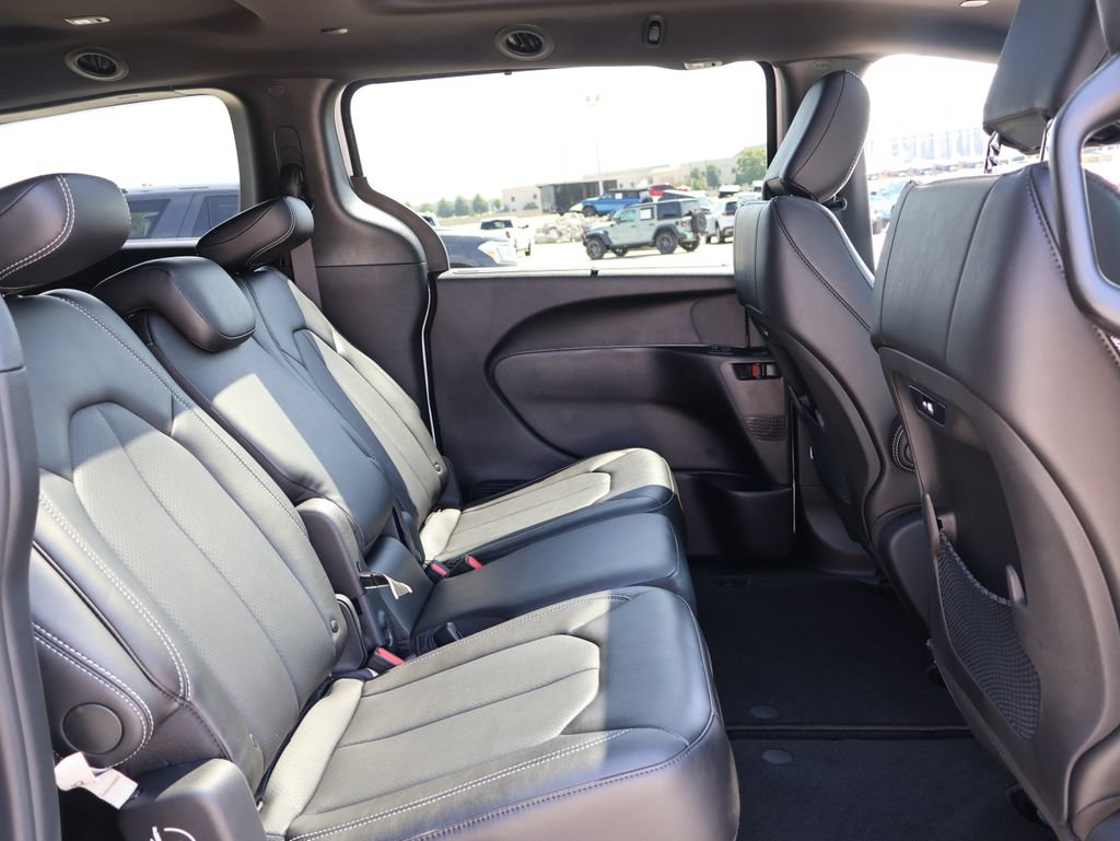 New 2026 Chrysler Pacifica Select FWD image 10