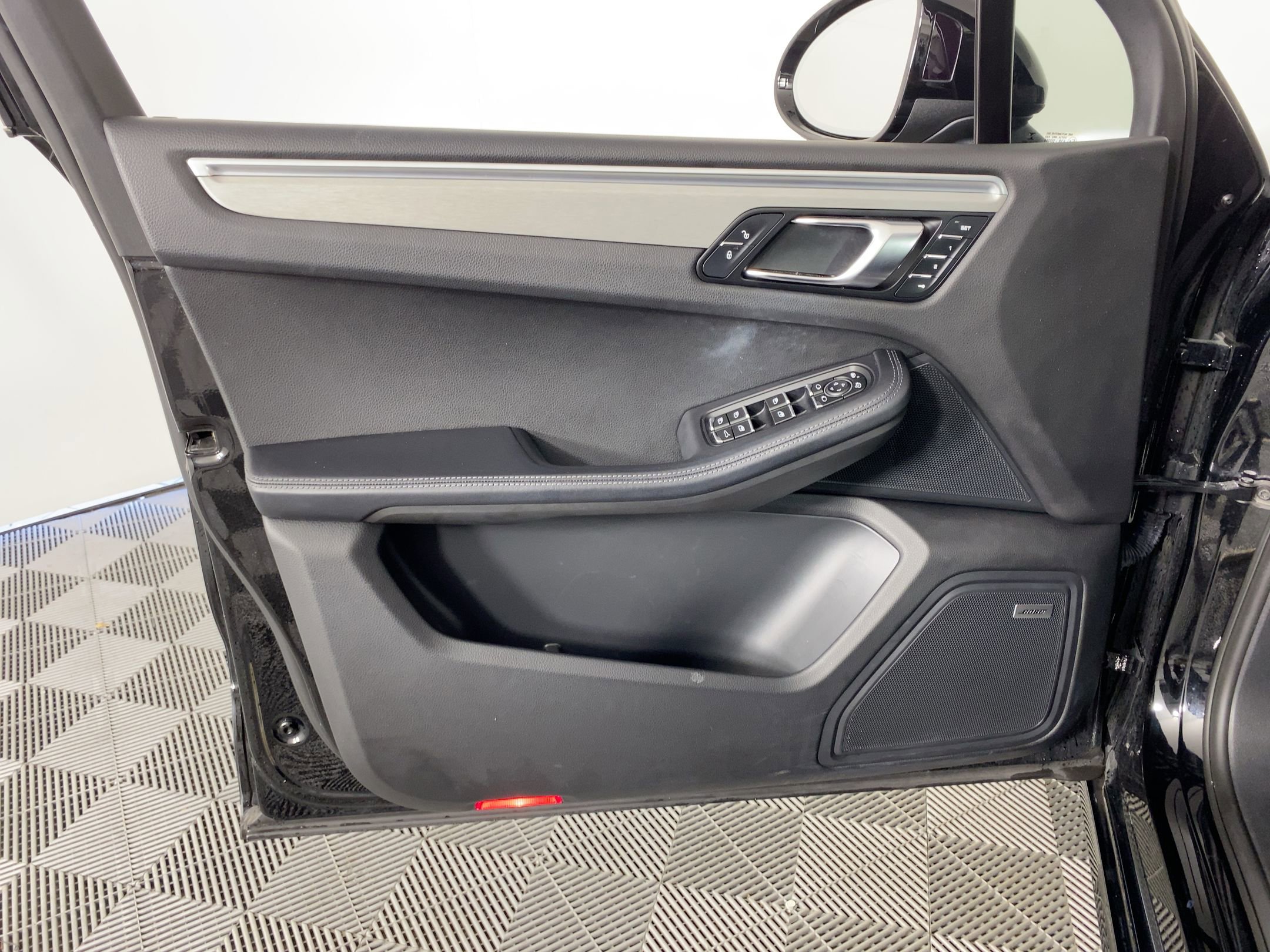 Used 2018 Porsche Macan Turbo w/ Premium Package Plus image 22