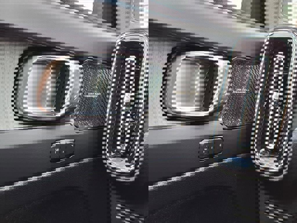 New 2026 Volvo XC40 B5 Ultra w/ Protection Package Premier image 18