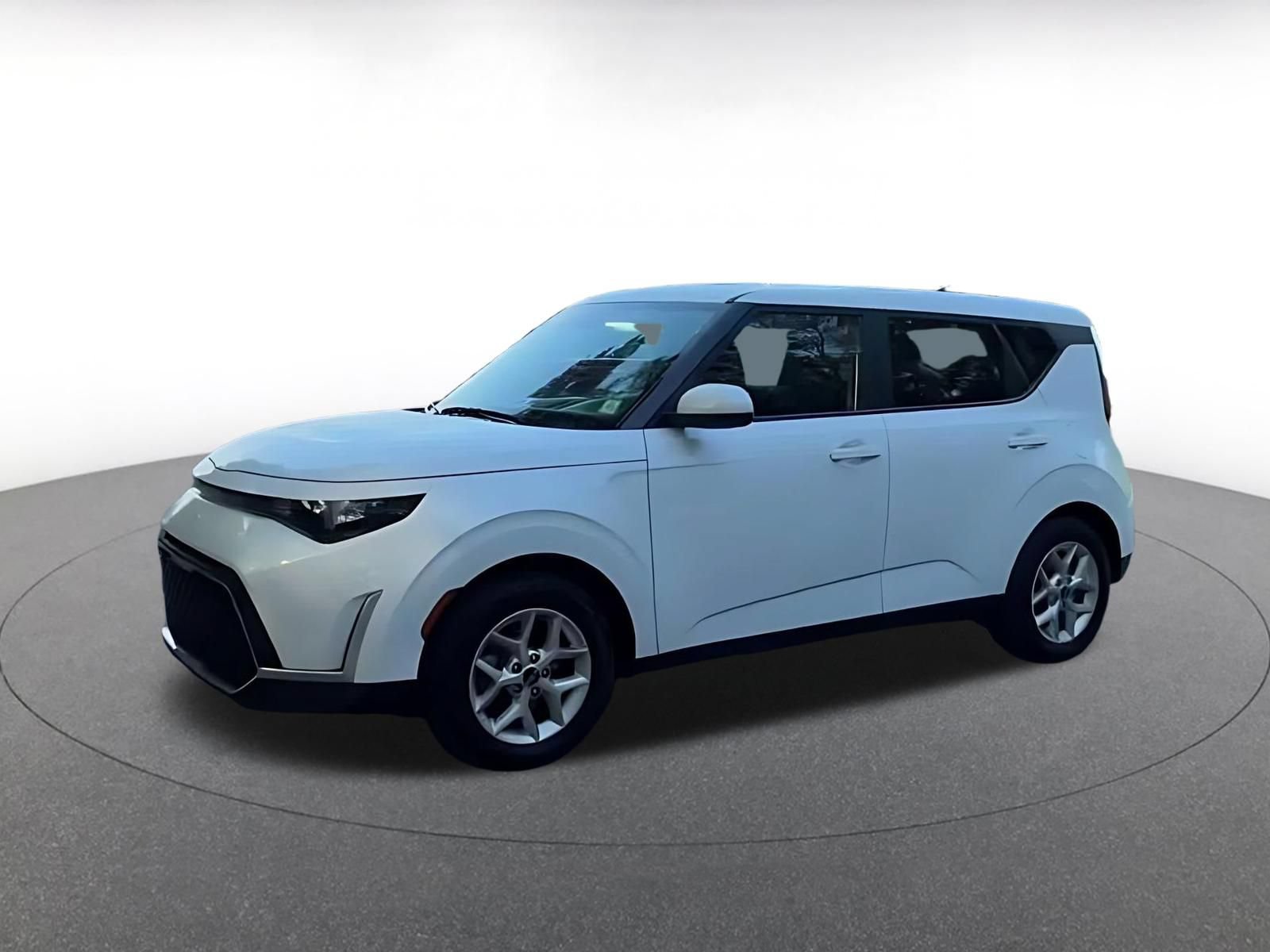 Used 2025 Kia Soul LX w/ LX Technology Package FWD image 8