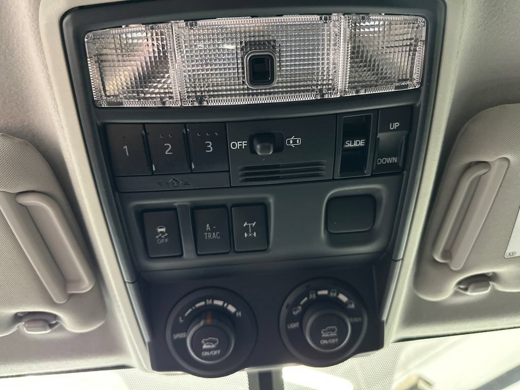 Used 2018 Toyota 4Runner TRD Off-Road Premium AWD/4WD image 32