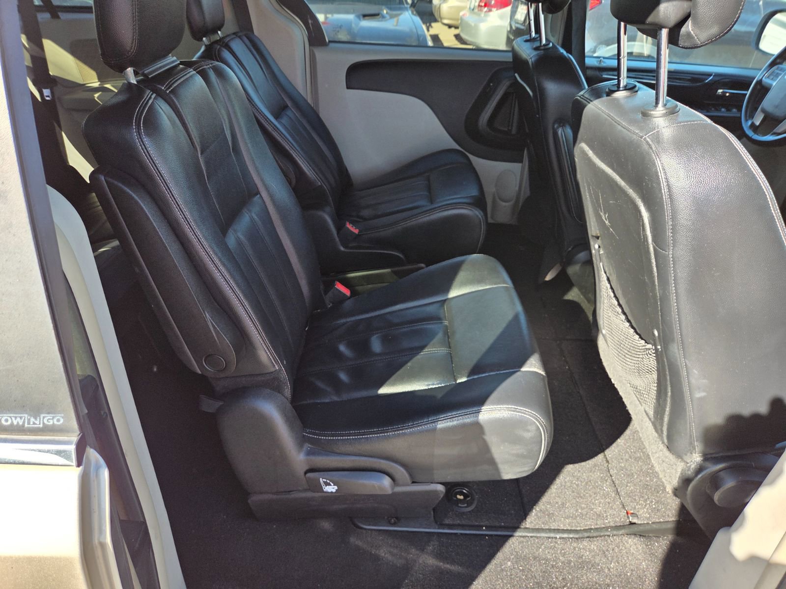 Used 2014 Chrysler Town & Country Touring image 13