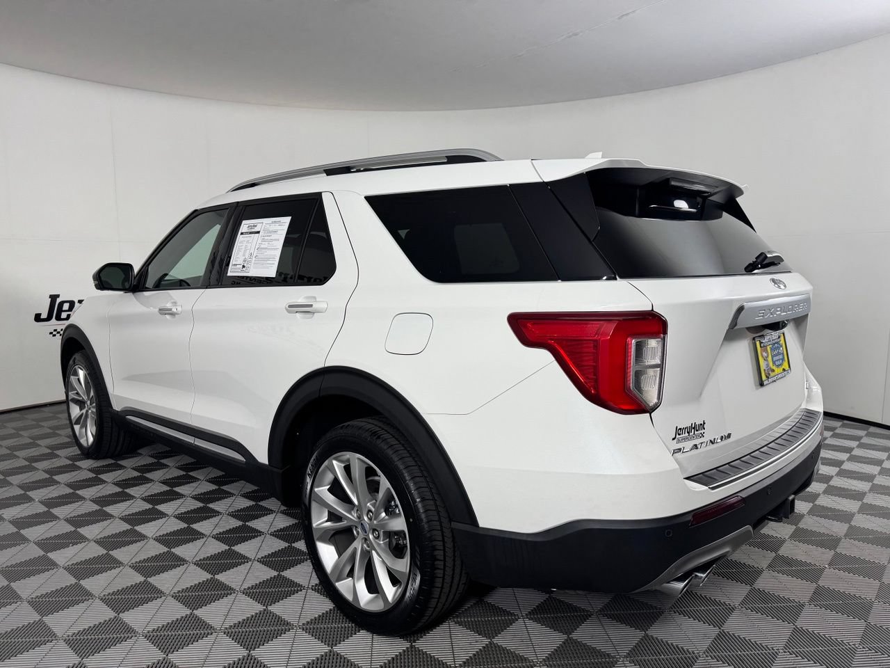 Used 2023 Ford Explorer Platinum w/ Class IV Trailer Tow Package AWD/4WD image 8
