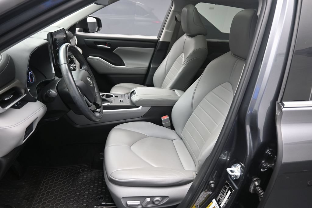 Used 2020 Toyota Highlander XLE FWD image 17