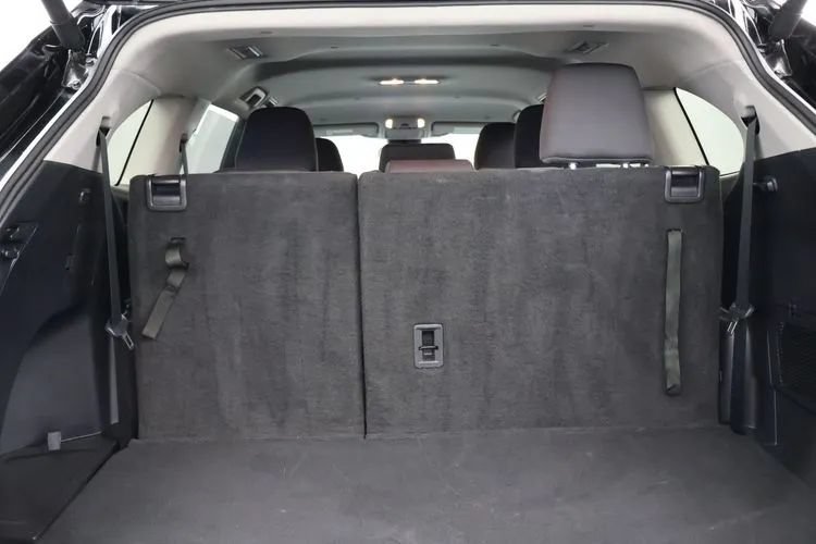 Used 2025 Toyota Highlander LE FWD image 16