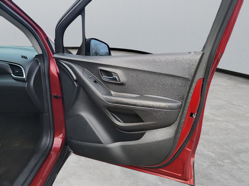 Used 2021 Chevrolet Trax LT w/ LT Convenience Package AWD/4WD image 28