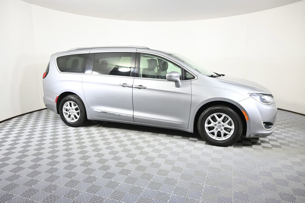 Used 2020 Chrysler Pacifica Touring-L image 8