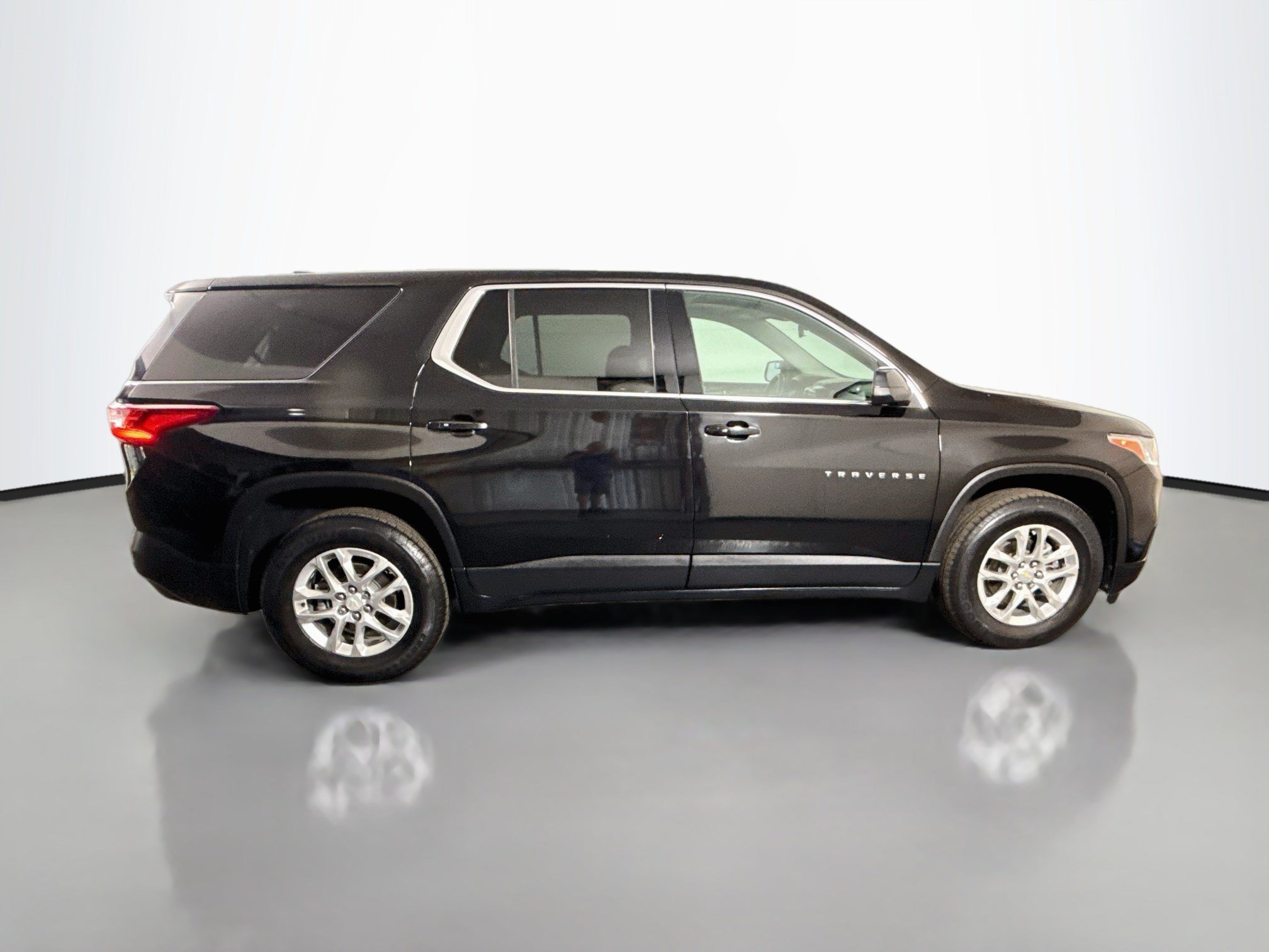 Used 2021 Chevrolet Traverse LS FWD image 11