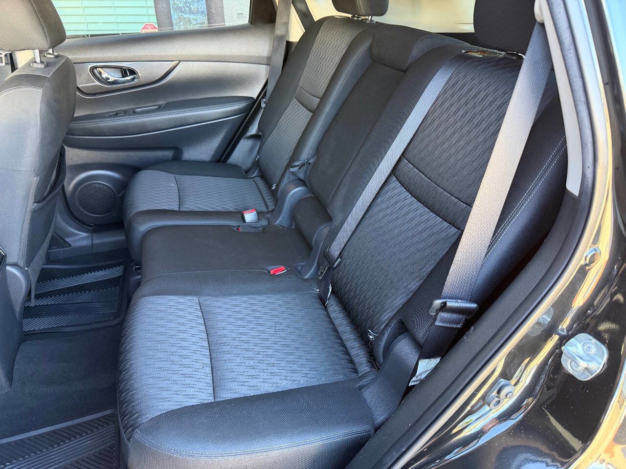 Used 2019 Nissan Rogue SV FWD image 14