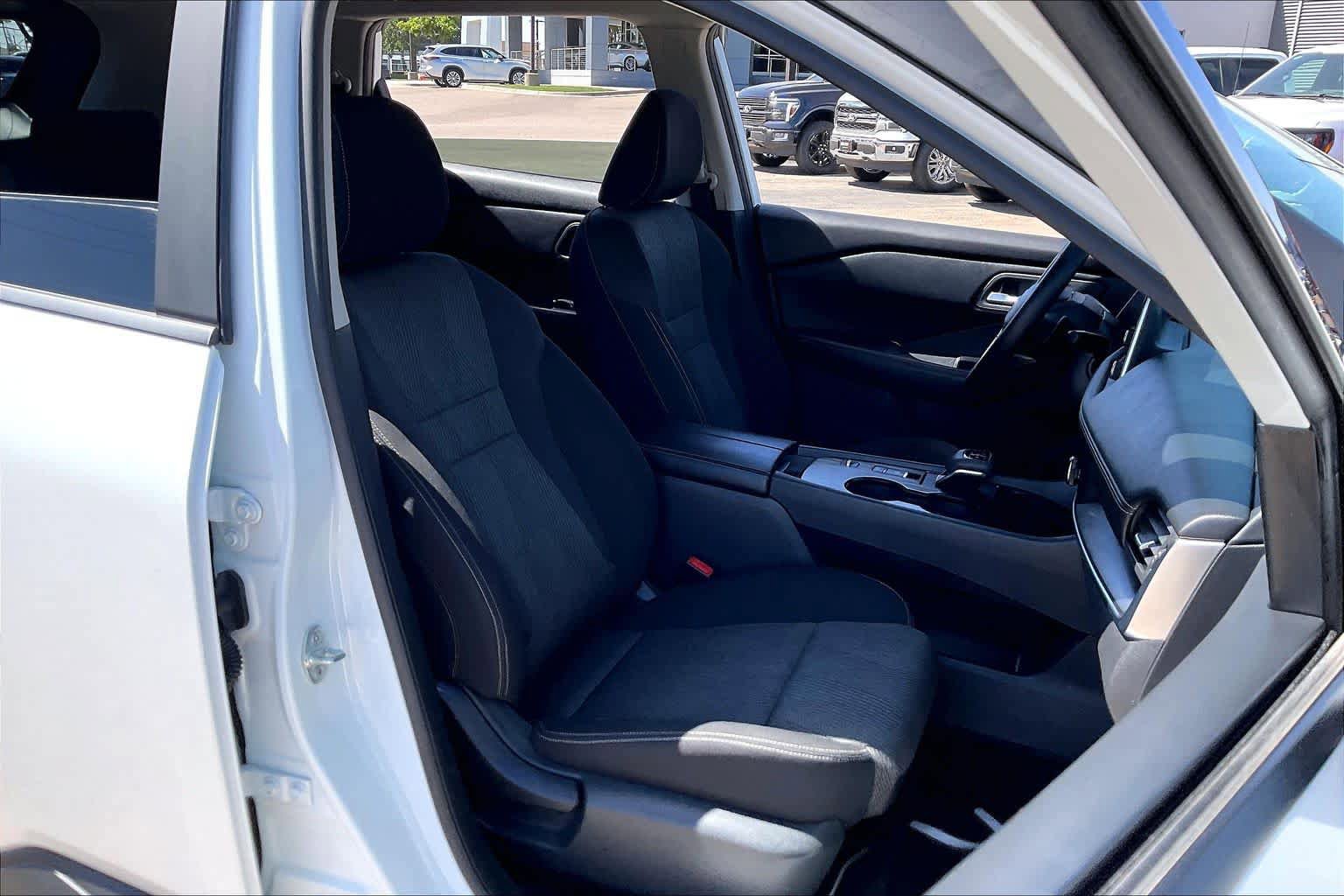 Used 2025 Nissan Rogue SV FWD image 9