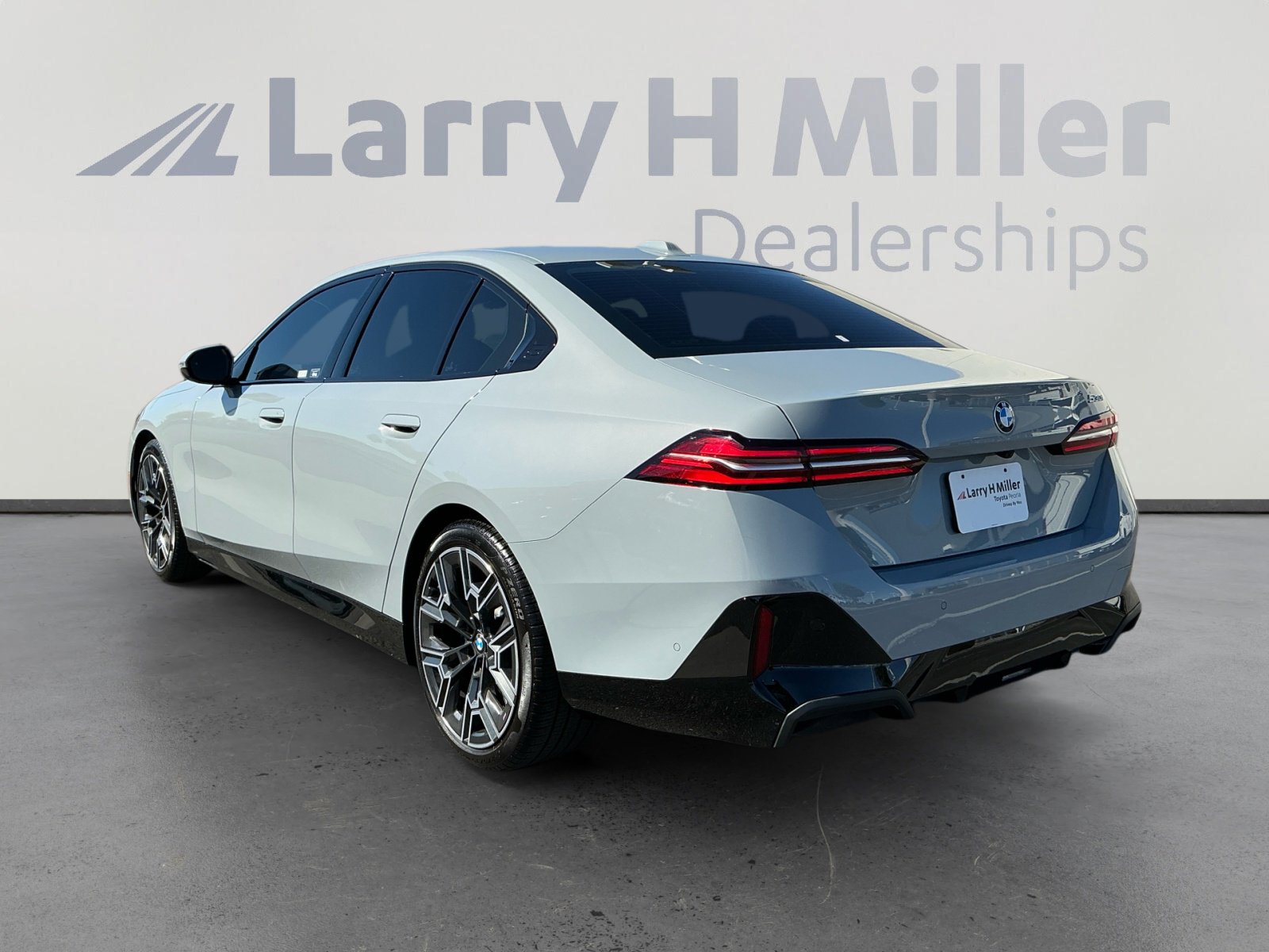 Used 2025 BMW 530i w/ M Sport Package image 3