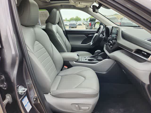 Used 2022 Toyota Highlander XLE AWD/4WD image 20