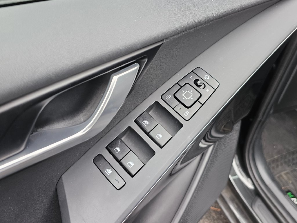 Used 2023 Kia Niro EX Touring FWD image 23