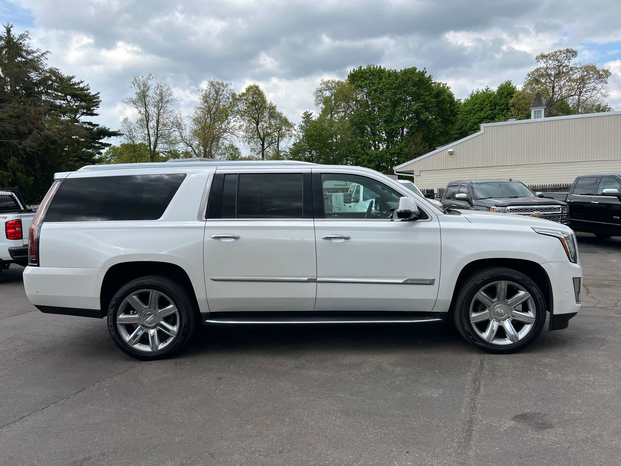 Used 2019 Cadillac Escalade ESV Luxury AWD/4WD image 6