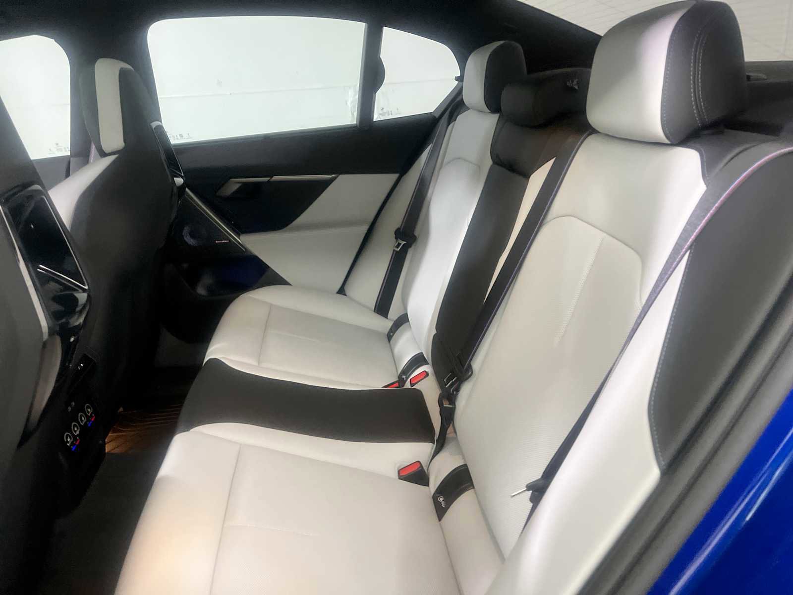 Used 2026 BMW M5 w/ Executive Package image 25