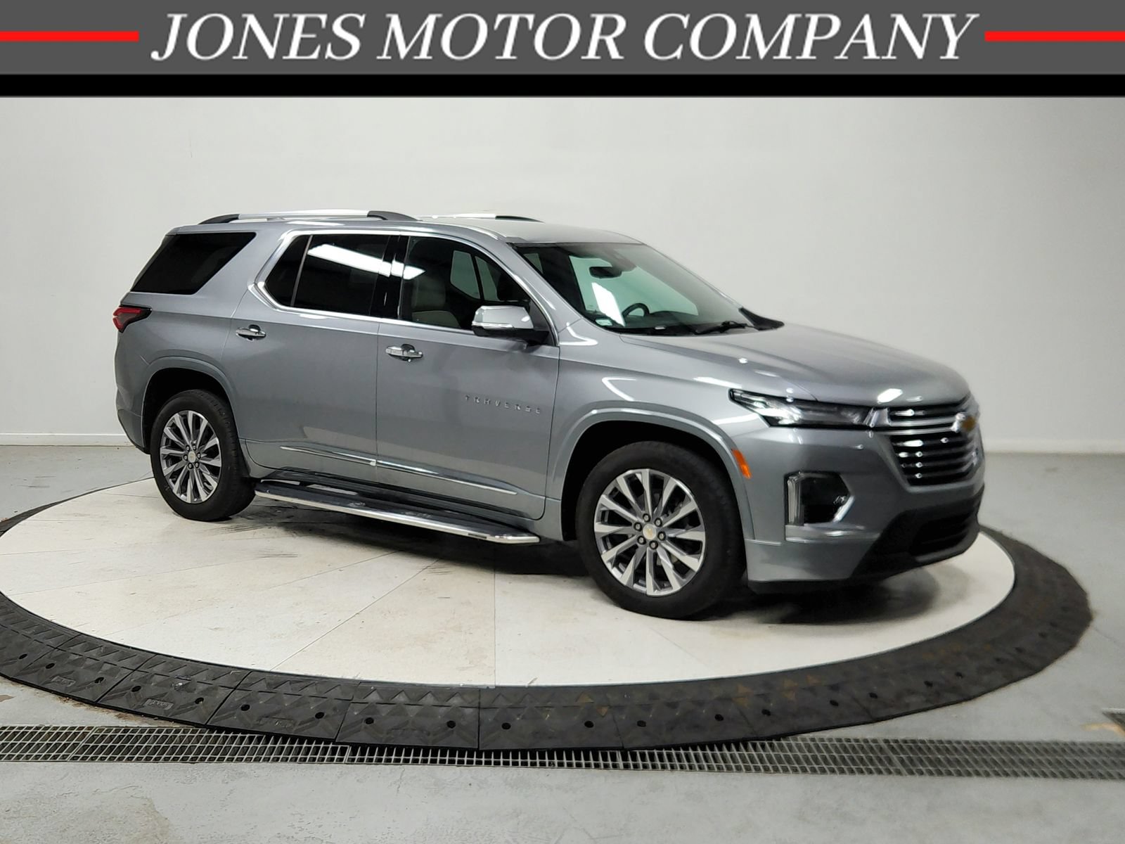 Used 2023 Chevrolet Traverse Premier FWD image 1