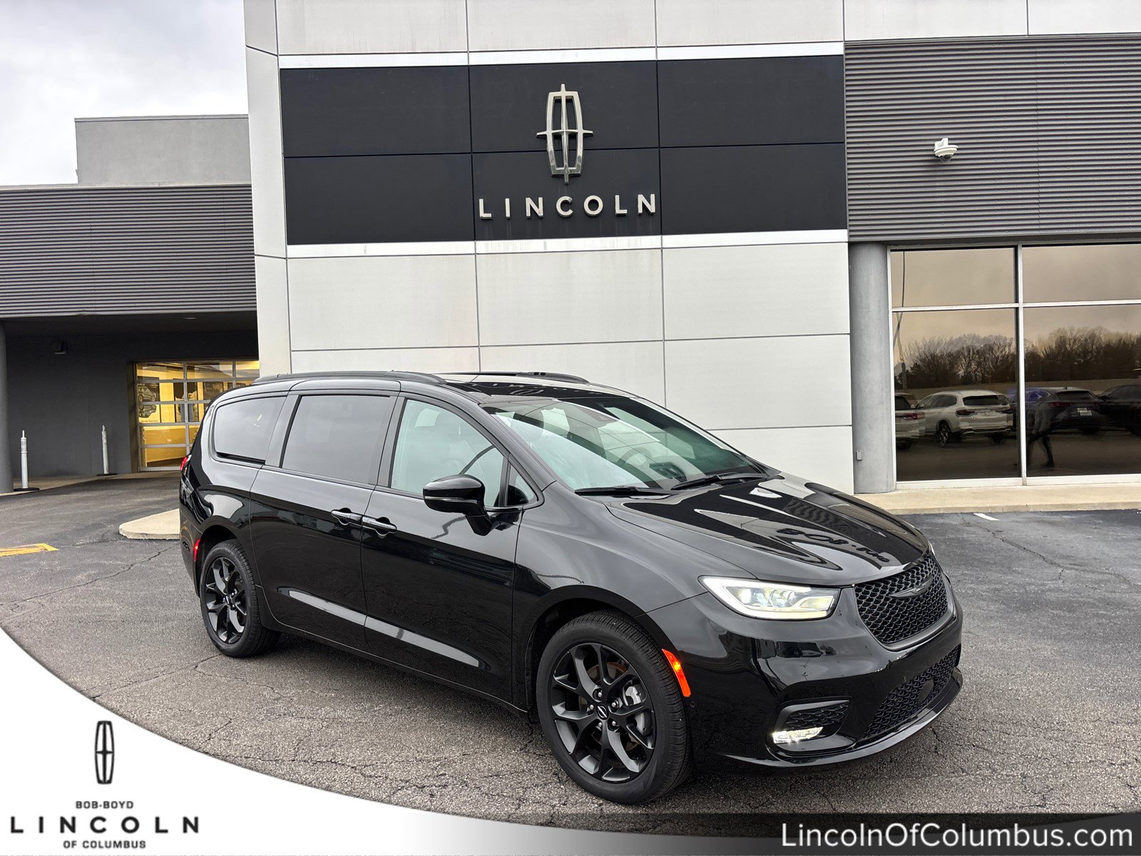 Used 2023 Chrysler Pacifica Limited w/ Uconnect Theater Family Group image 1