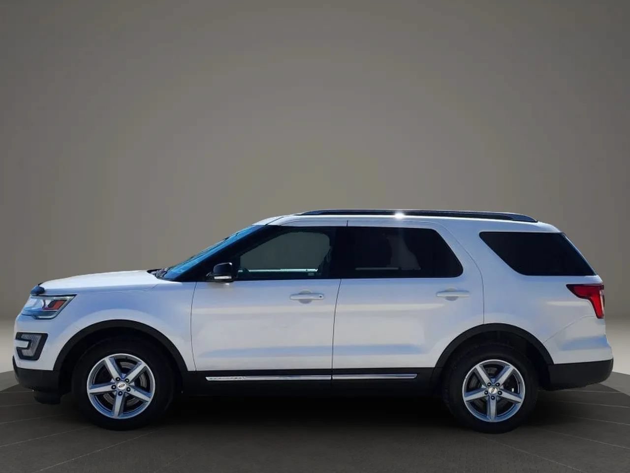Used 2017 Ford Explorer XLT w/ Equipment Group 202A AWD/4WD image 2