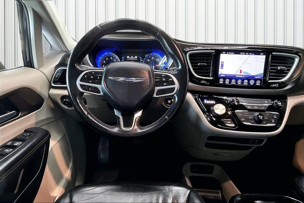 Used 2017 Chrysler Pacifica Touring-L image 8