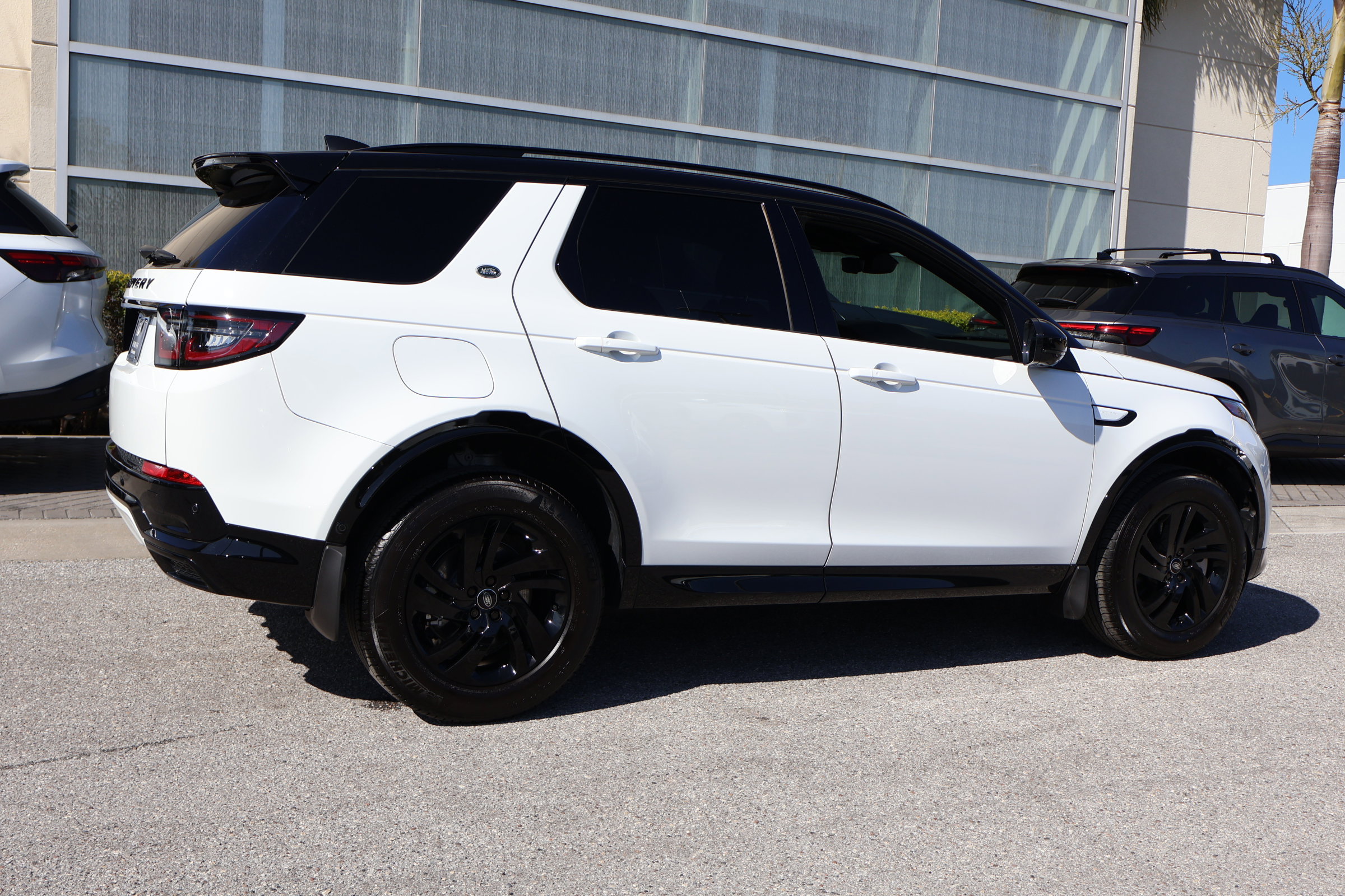 Used 2024 Land Rover Discovery Sport Dynamic SE image 9
