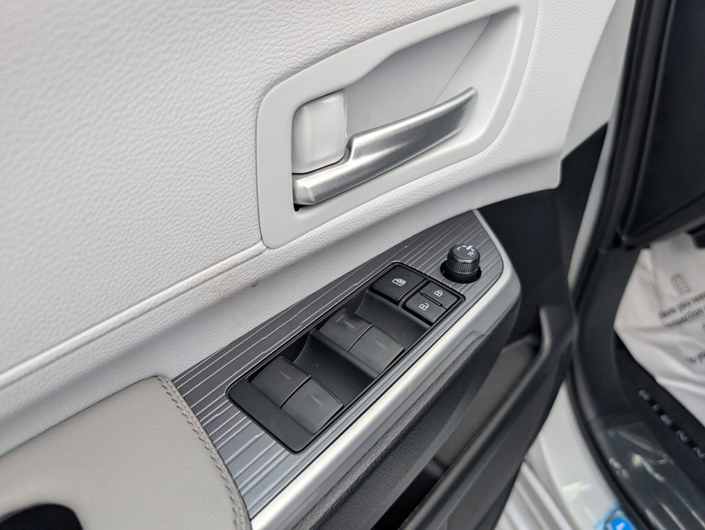 New 2026 Toyota Sienna XLE FWD image 9