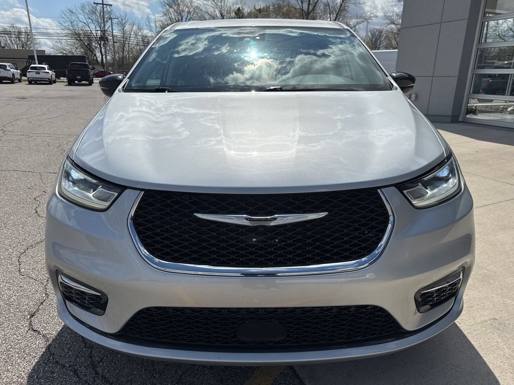 Used 2024 Chrysler Pacifica Touring-L FWD image 13
