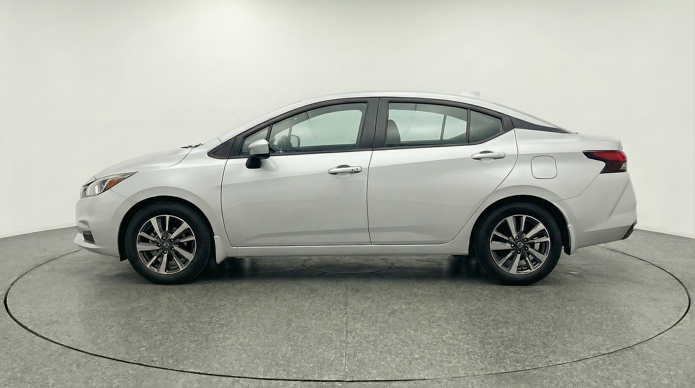 Used 2025 Nissan Versa SV image 5