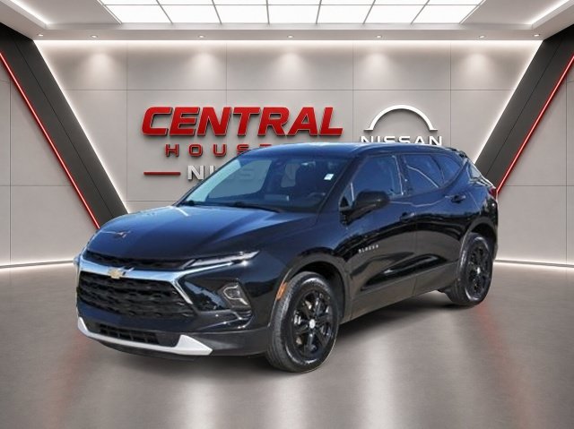 Used 2025 Chevrolet Blazer LT AWD/4WD image 2