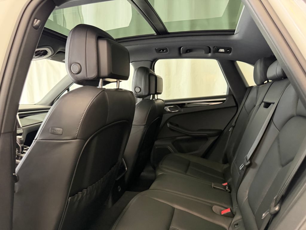 Certified 2023 Porsche Macan AWD/4WD image 24