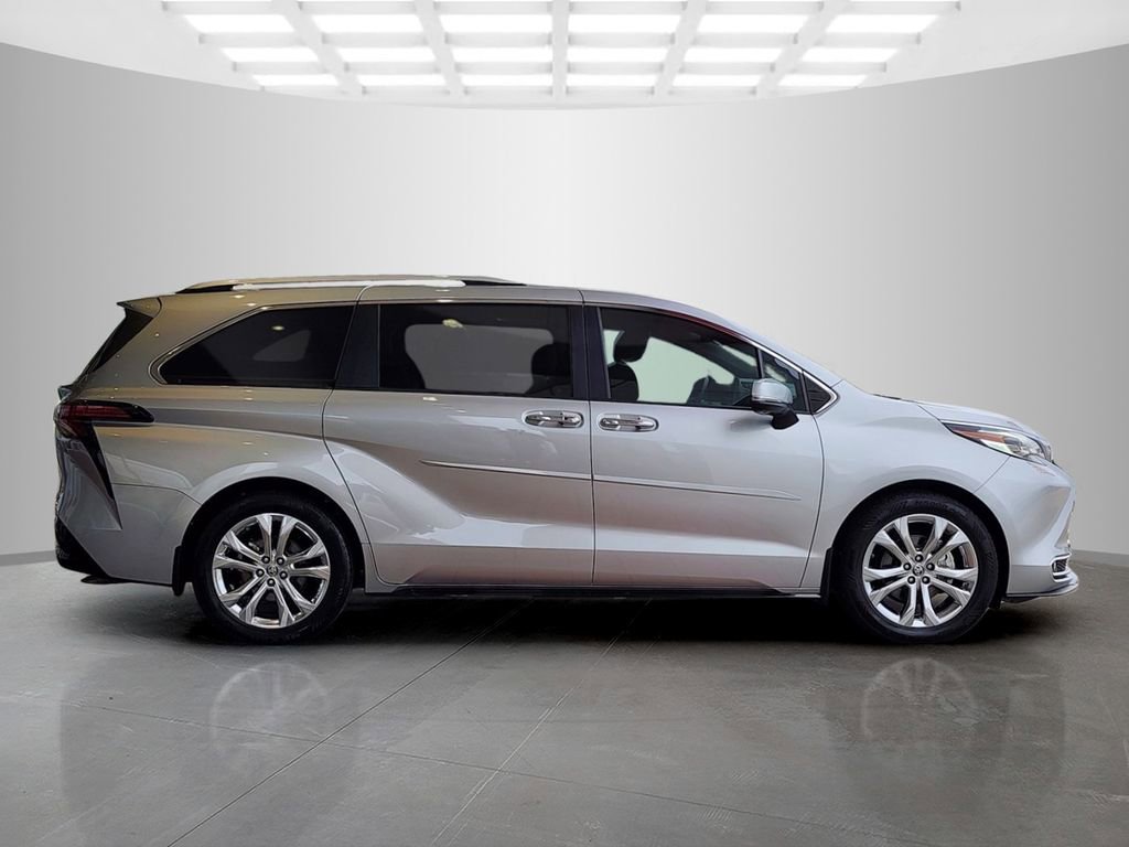 Used 2022 Toyota Sienna Platinum FWD image 3