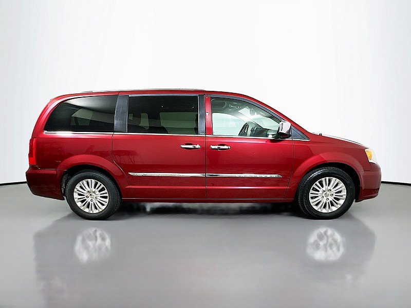 Used 2013 Chrysler Town & Country Limited w/ Luxury Group FWD image 8