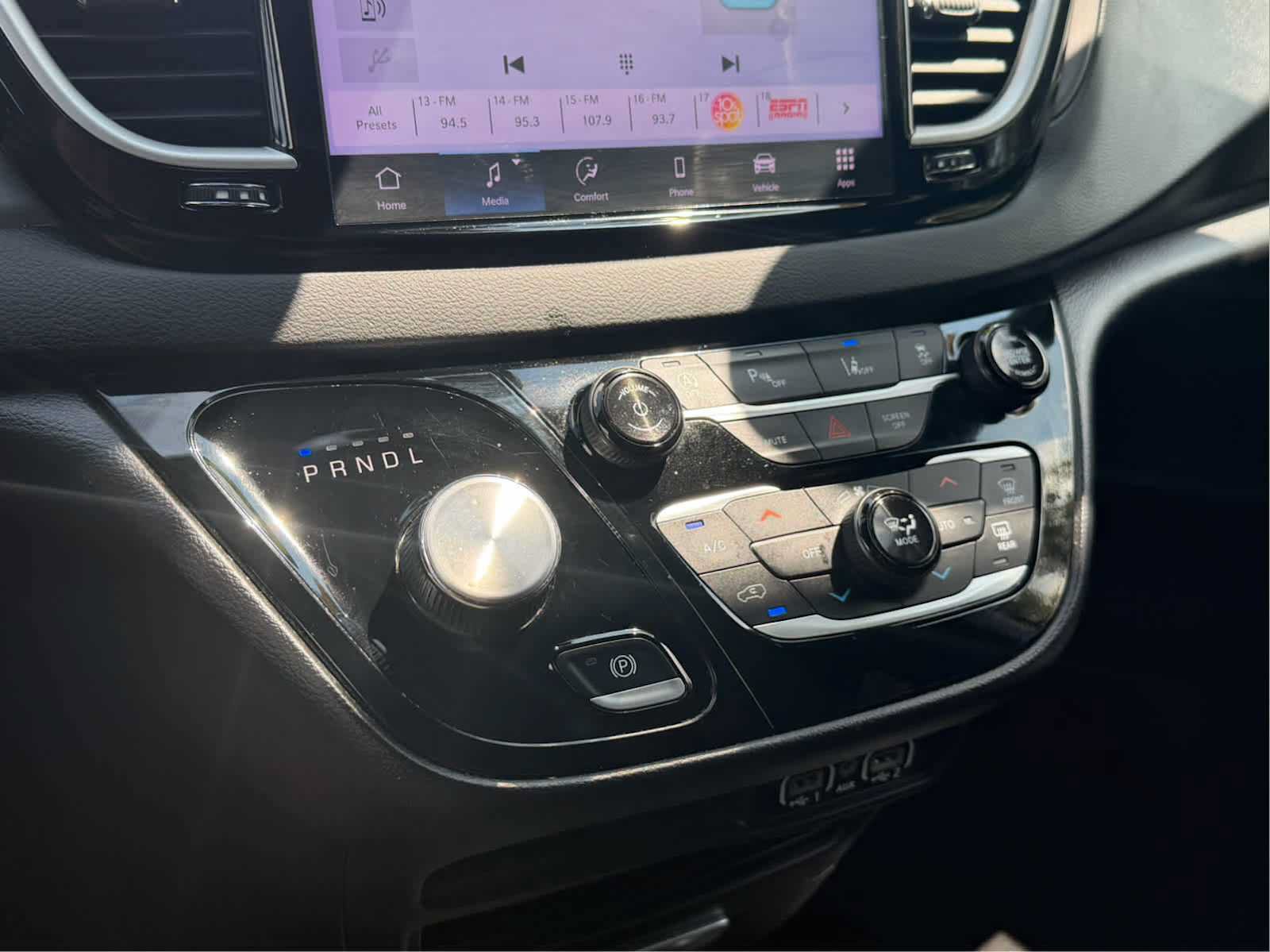 Used 2025 Chrysler Pacifica Select FWD image 28